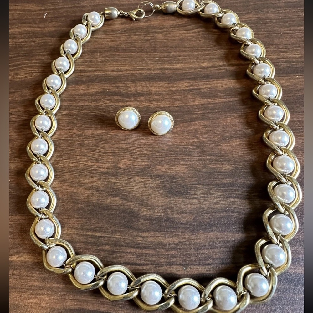 Elegant Gold and Pearl Necklace with Matching Earrings